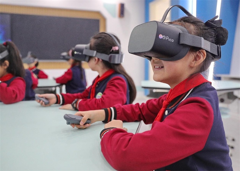 Des élèves suivent un cours de sciences en portant des casques de réalité virtuelle dans une école primaire de la ville de Qinhuangdao de la province du Hebei (dans le nord de la Chine). (Cao Jianxiong/Pic.people.com.cn)