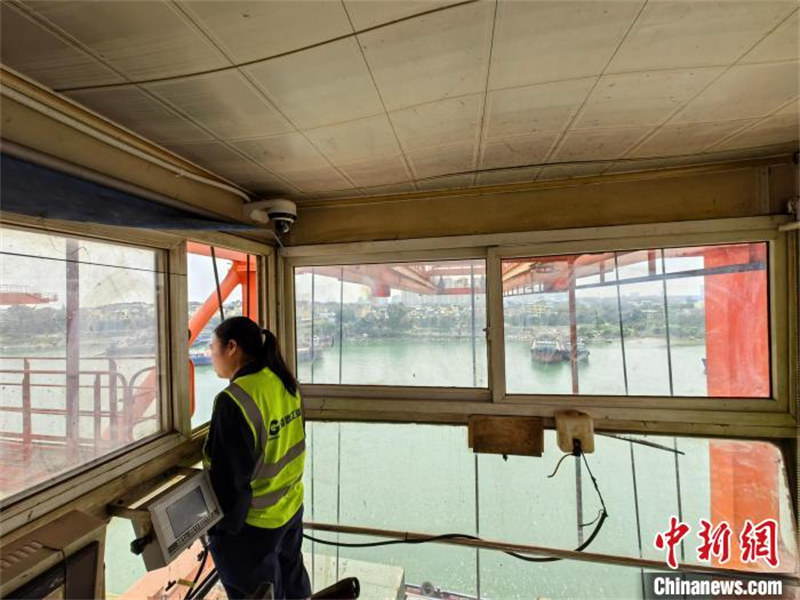 Une conductrice chinoise d'un pont roulant à quai attrape un conteneur de 35 tonnes à 25 mètres de hauteur dans les airs