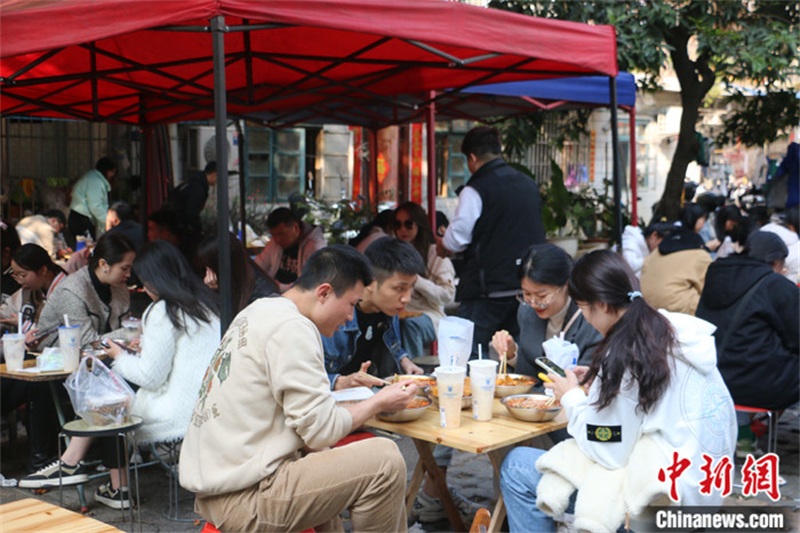 Guangxi : comment la ville de Liuzhou attire les jeunes touristes avec une célèbre spécialité locale