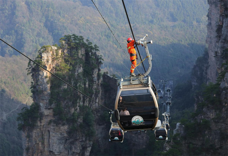Hunan : un exercice de sauvetage à haute altitude du téléphérique organisé à Zhangjiajie
