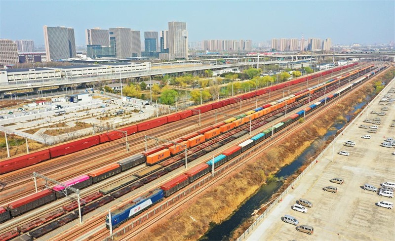 Henan : la circulation intense des trains de fret Chine-Europe à Zhengzhou