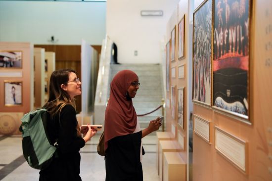 Des gens visitent une exposition de photos présentant les échanges amicaux et la coopération entre la Chine et les pays arabes à Riyad, en Arabie saoudite, le 7 décembre 2022. (Photo / Xinhua)