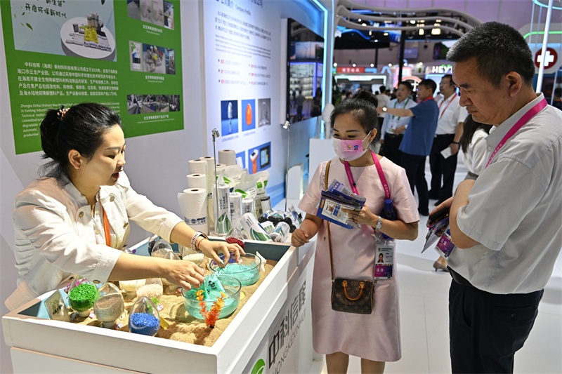 Les produits verts et de haute technologie brillent à l'exposition des produits de consommation à Hainan