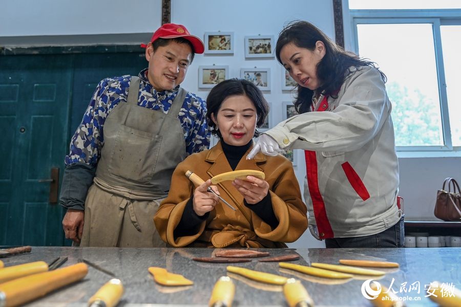 Anhui : la longue histoire des peignes en bois artisanaux de Langqiao