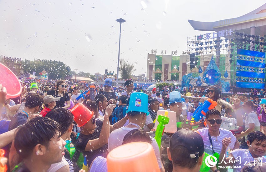 Yunnan : des dizaines de milliers de personnes célèbrent la Fête de l'eau à Mangshi