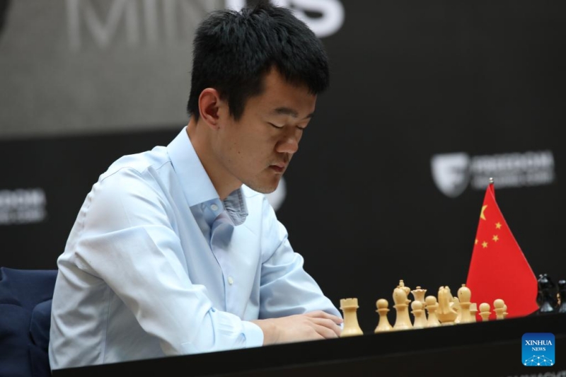 Le Chinois Ding Liren réagit alors qu'il affronte le Russe Ian Nepomniachtchi lors de leur match de départage du Championnat du monde d'échecs FIDE à Astana, au Kazakhstan, le 30 avril 2023. (Kalizhan Ospanov/Xinhua)