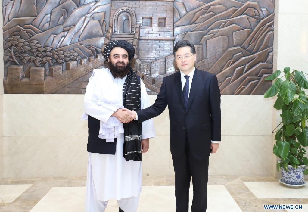 Le conseiller d'Etat et ministre des Affaires étrangères de la Chine Qin Gang (à droite) rencontre le ministre des Affaires étrangères par intérim du gouvernement intérimaire afghan Amir Khan Muttaqi à Islamabad, au Pakistan, le 6 mai 2023. (Jiang Chao / Xinhua)