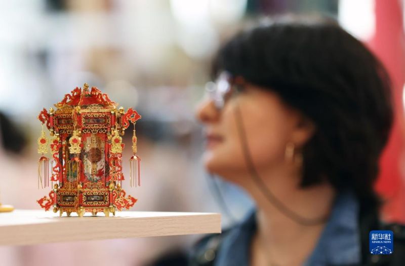Photo prise le 2 mai montrant une femme visitant l'exposition « Souffle d'Orient : Exposition thématique sur la culture chinoise » lors de la Foire de Paris, au Parc des Expositions de la Porte de Versailles. (Gao Jing / Xinhua)