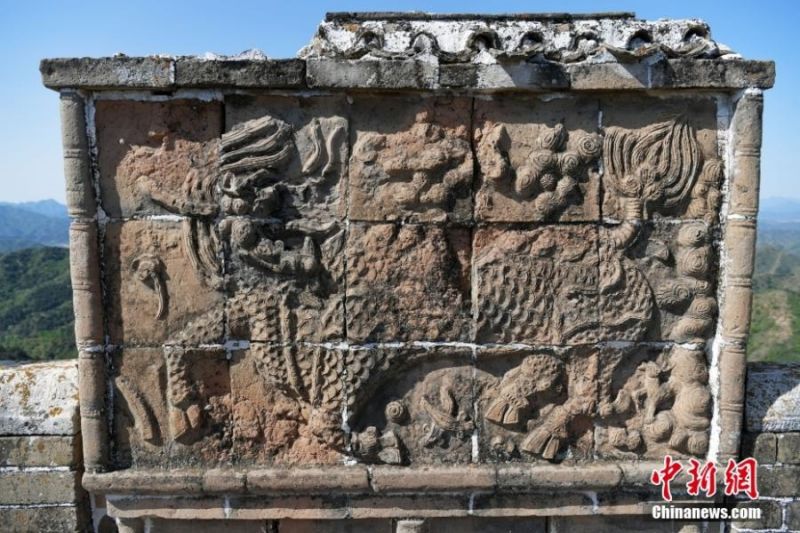 Photo prise le 7 mai 2023 montrant un « mur écran », ou Yingbi en chinois, sculpté d'un animal mystérieux appelé Kirin (ou Qilin) sur la section de Jinshanling de la Grande Muraille. (Zhai Yujia / China News Service)