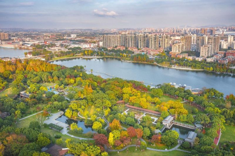 L'image montre le paysage du parc Rihu et de ses alentours à Ningbo dans la province du Zhejiang (est de la Chine). (Hu Xuejun / Pic.people.com.cn)