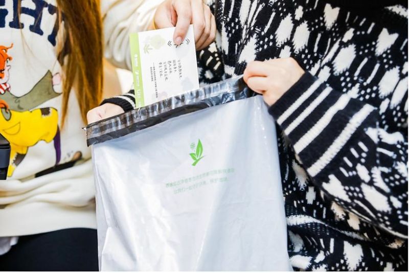 La photo montre un sac de courrier biodégradable adopté par le grand magasin chinois Intime. (Source de la photo : compte officiel WeChat d'Alibaba Philanthropy)