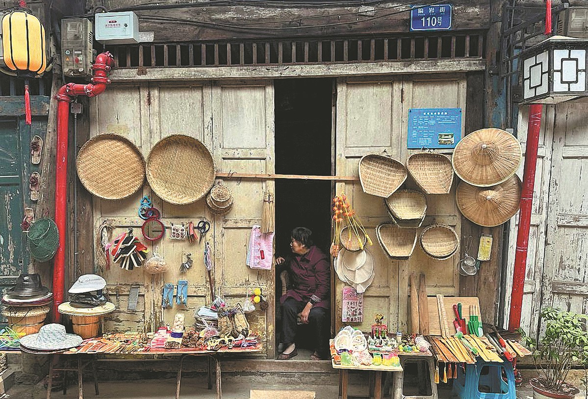 Photo prise le 12 avril montrant un magasin en bordure de route dans la vieille ville de Pianyan, dans le district de Beibei de Chongqing (sud-ouest de la Chine), où Adam Mahmood et son partenaire ont filmé « La danse du Ren ». (Photo / Xinhua)