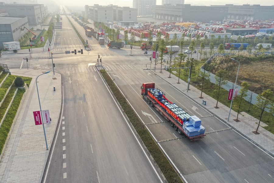 Photo aérienne prise le 17 novembre 2020 montrant un camion routier régulier transfrontalier pour le Kazakhstan quittant le centre logistique sous douane de l’autoroute Nanpeng, dans la municipalité de Chongqing (sud-ouest de la Chine). (Photo / Xinhua)