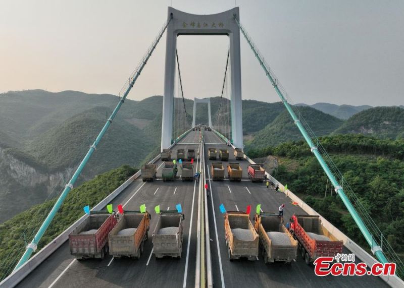 Guizhou : le pont sur la rivière Jinfeng Wujiang effectue un test de charge