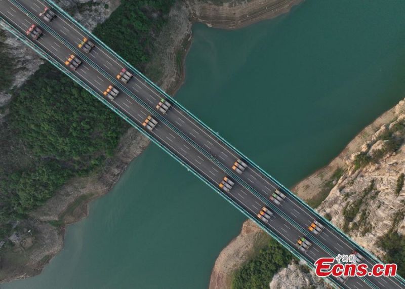 Guizhou : le pont sur la rivière Jinfeng Wujiang effectue un test de charge