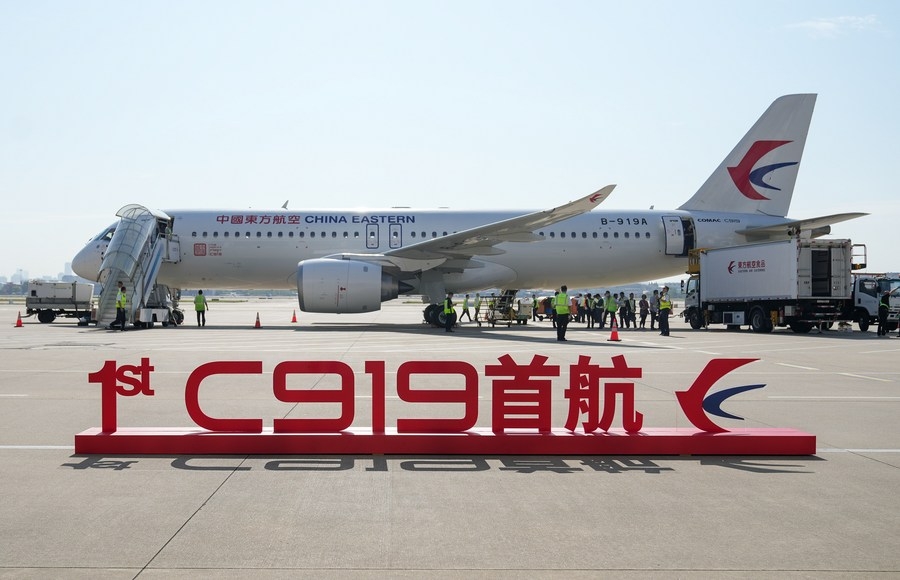 Un C919, le grand avion de passagers développé par la Chine, se préparant pour son premier vol commercial, à Shanghai, dans l