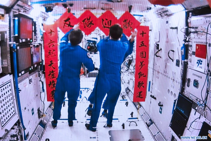 Les astronautes de Shenzhou-16 pénètrent dans le module central de la station spatiale