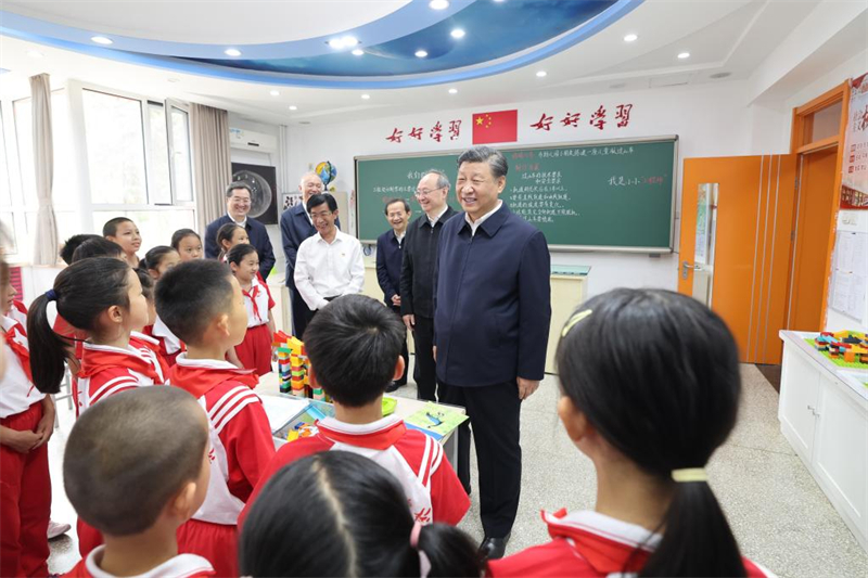 Xi Jinping visite une école à Beijing à l'occasion de la Journée internationale de l'enfance