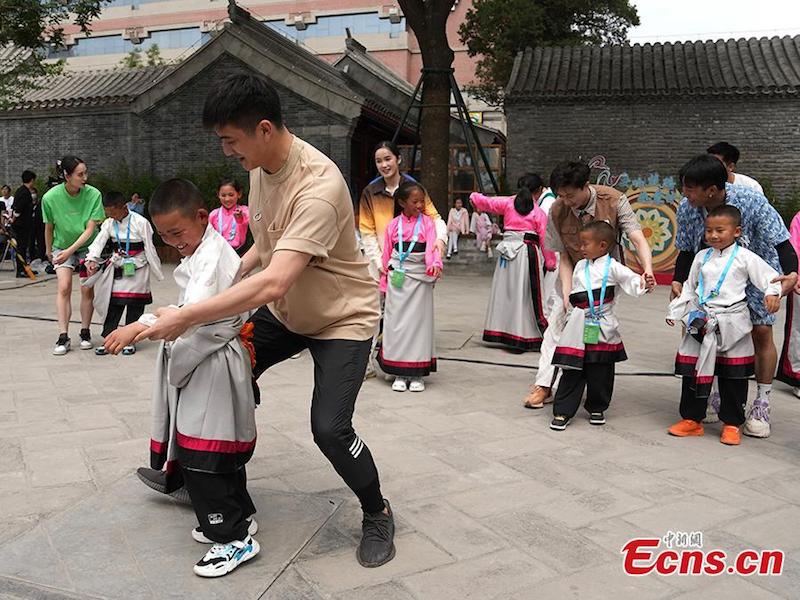 Des enfants tibétains célèbrent la Journée des enfants à Beijing