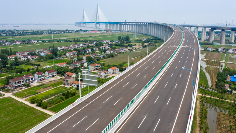 Le pont ferroviaire et autoroutier de Shanghai-Suzhou-Nantong. (Li Bo / Xinhua)