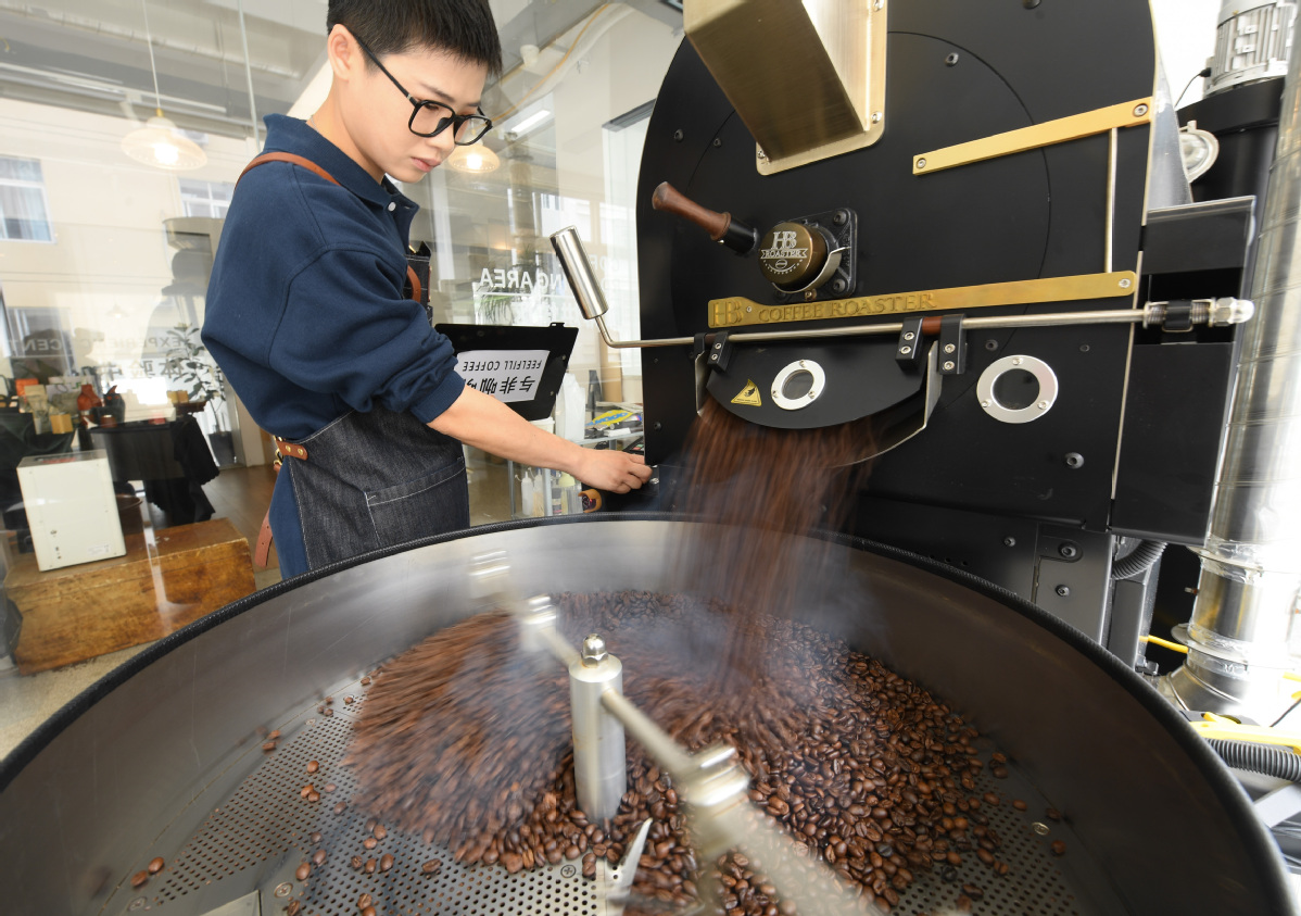Un employé torréfie des grains de café dans une boutique de Lishui, dans la province du Zhejiang (est de la Chine), en avril. (Photo / Xinhua)