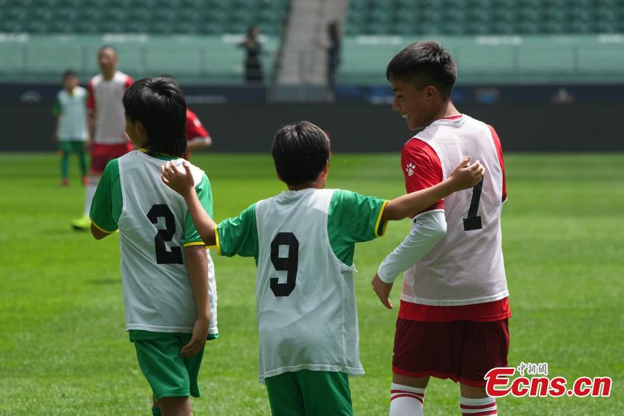 Tibet : 40 enfants tibétains jouent au football avec leurs pairs à Beijing