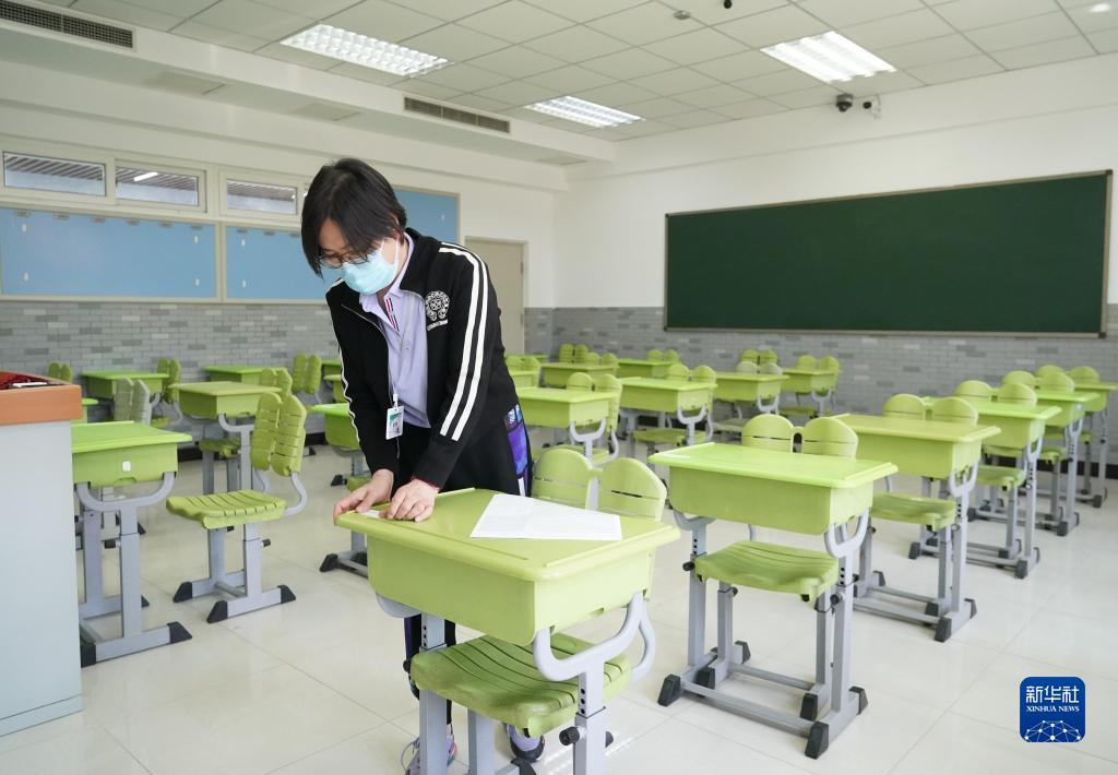 Le 6 juin, les examinateurs ont arrangé une salle d'examen au centre d'examen de l'école secondaire affiliée à l'Université agricole de Chine à Beijing. （Photo / Xinhua）