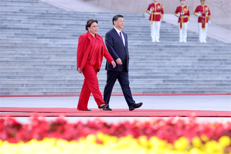 Xi Jinping s'entretient avec la présidente du Honduras