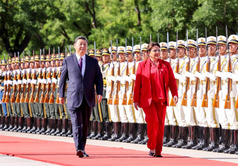 Xi Jinping s'entretient avec la présidente du Honduras