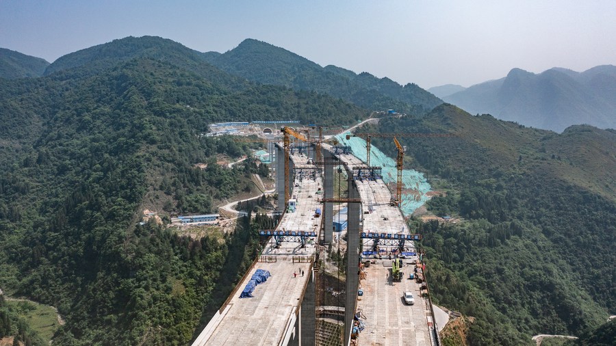 Photo aérienne prise le 27 mai 2023 du chantier de construction du grand pont de Qingchi dans le district de Jinsha de la ville de Bijie, dans la province chinoise du Guizhou (sud-ouest). Ce pont est un projet clé de l'autoroute Jinsha-Gulin. (Photo : Tao Liang)