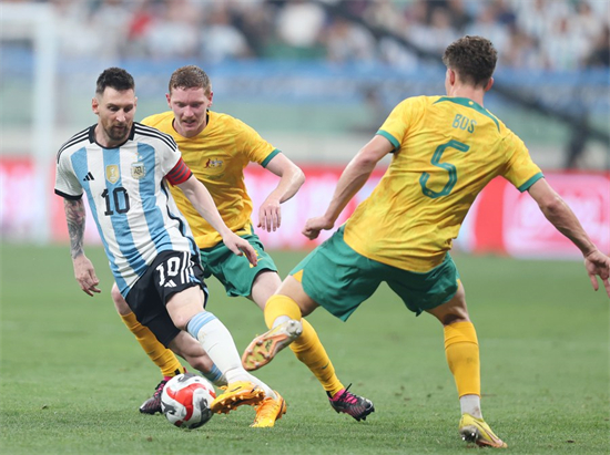 Messi en pleine action lors du match amical Argentine - Australie (Xinhua/Jia Haocheng).