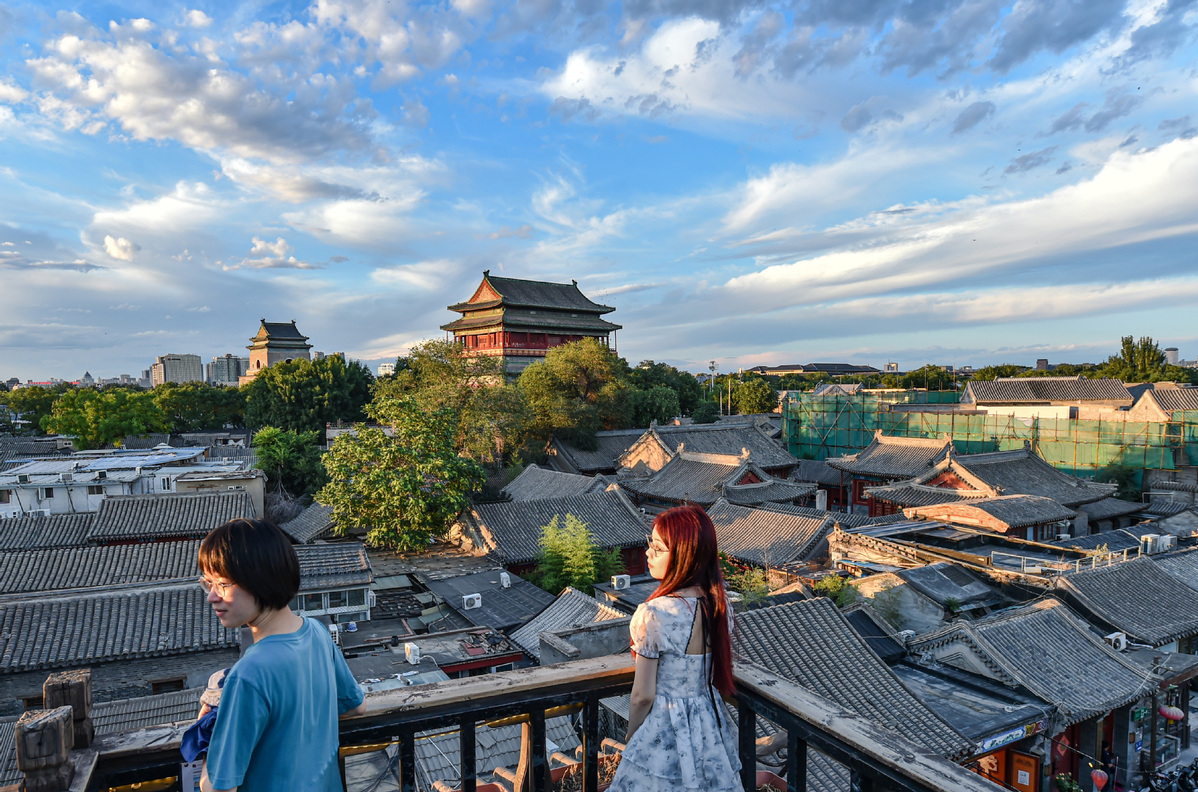 Des Chinois contemplent la vue depuis la terrace d’un café à Shichahai dans le centre de Beijing, le 10 juin 2023. (Photo / Xinhua)