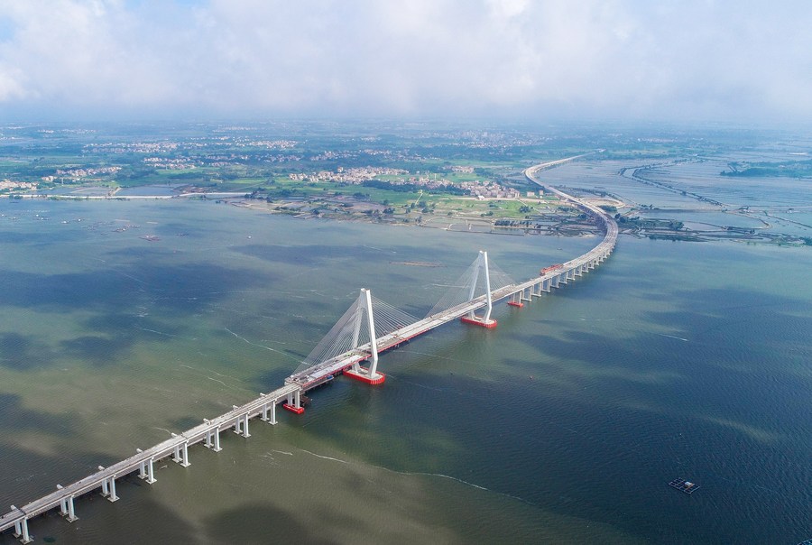 Photo aérienne du grand pont de Luzhou en construction à Zhanjiang, ville de la province chinoise du Guangdong (sud de la Chine), le 25 mai 2023. (Photo : Liu Dawei)