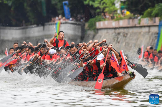 Des gens participent à une course de bateaux-dragons à Guangzhou, capitale de la province du Guangdong (sud de la Chine), le 15 juin 2023.