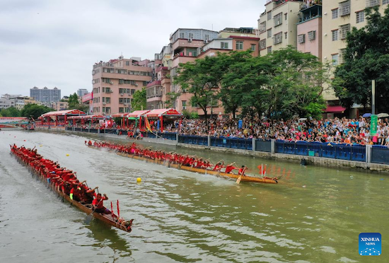 Guangdong : la ville de Guangzhou organise une course pour célébrer la fête des Bateaux-Dragons