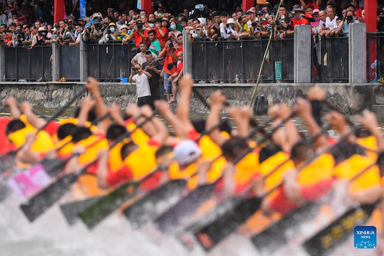 Guangdong : la ville de Guangzhou organise une course pour célébrer la fête des Bateaux-Dragons