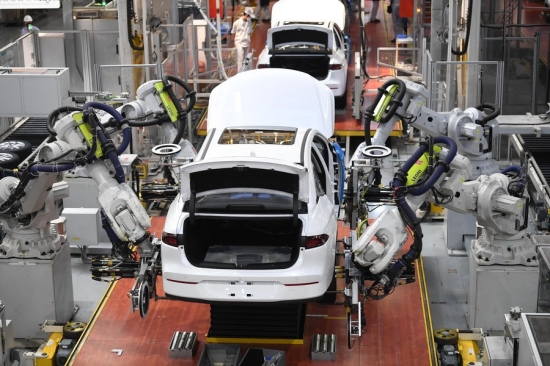 Des robots installent des pneus sur une voiture dans un atelier de GAC Aion, filiale de véhicules à énergies nouvelles de Guangzhou Automobile Group Co., Ltd. (GAC Group), à Guangzhou, dans la province chinoise du Guangdong (sud), le 24 février 2023. (Photo : Deng Hua)