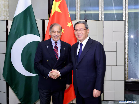 Le Premier ministre chinois Li Qiang rencontre son homologue pakistanais Shahbaz Sharif à Paris, en France, le 22 juin 2023. (Xinhua/Liu Bin)