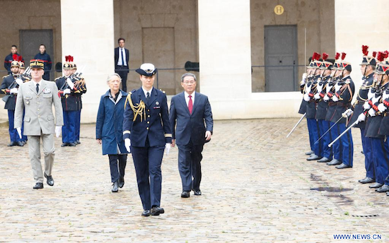 Le Premier ministre chinois Li Qiang, accompagné de son homologue française Elisabeth Borne, passe en revue la Garde républicaine de France dans la cour des Invalides à Paris, en France, le 22 juin 2023. (Xinhua/Huang Jingwen)