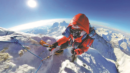 Wang Minglong, un homme de 34 ans atteint de spondylarthrite ankylosante, escalade le plus haut sommet du monde, le mont Qomolangma, plus connu sous le nom de mont Everest. (Photo / China Daily)