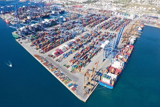 Le port du Pirée, en Grèce, le 16 janvier 2019. Le développement du Pirée ces dernières années est le résultat encourageant de la coopération entre la Grèce et la Chine dans le cadre de l'initiative "la Ceinture et la Route". (Xinhua/ Wu Lu)