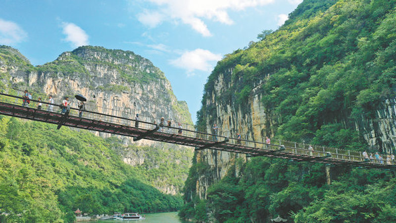 Guizhou : un pont qui relie des sites magnifiques et la prospérité
