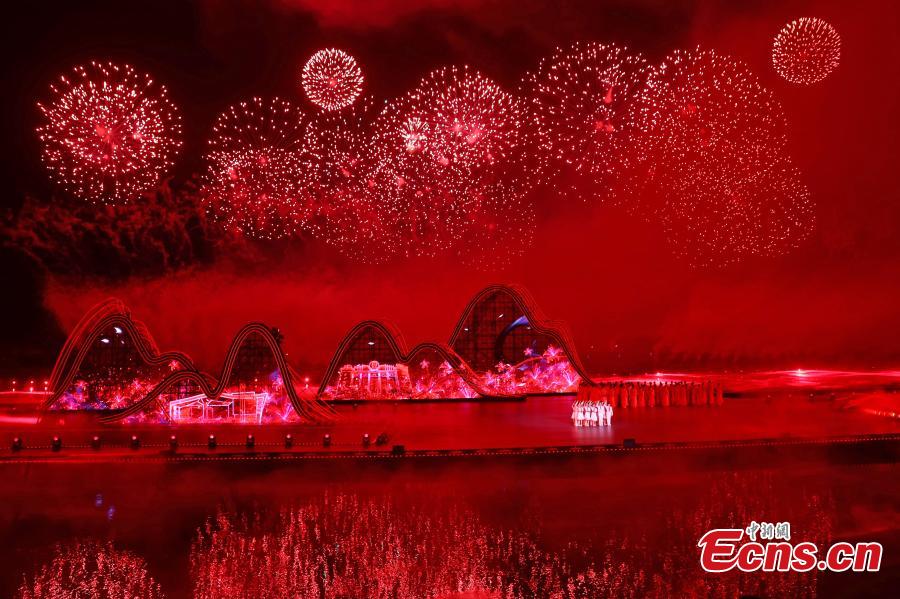 De splendides feux d'artifice illuminent le ciel de Pingxiang, dans la province du Jiangxi (est de la Chine), le 26 juin 2023. (Liu Zhankun / China News Service)