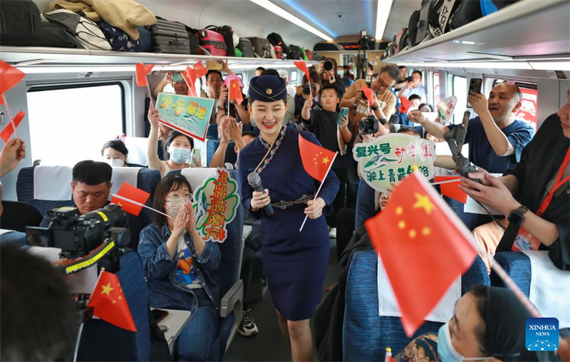 Lancement des trains à grande vitesse sur la section Xining-Golmud du chemin de fer Qinghai-Tibet
