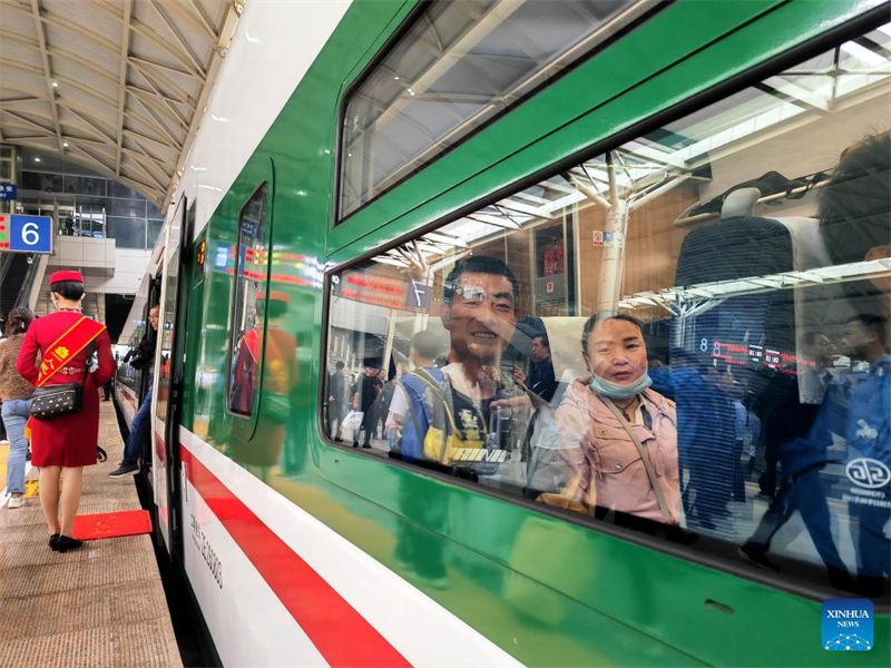 Lancement des trains à grande vitesse sur la section Xining-Golmud du chemin de fer Qinghai-Tibet