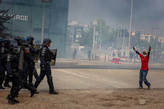 Un manifestant affronte des policiers lors d'une manifestation à Nanterre, une ville située dans la banlieue ouest de Paris, en France, le 29 juin 2023. (Xinhua/Aurélien Morissard)