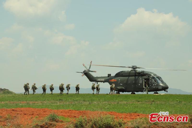 Les soldats des opérations spéciales de l'armée chinoise s'entraînent au parachutisme