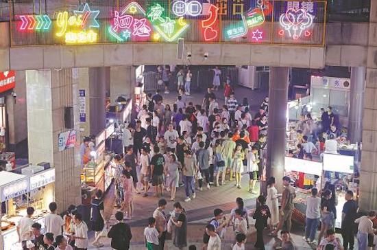La rue s'anime le 1er juillet lors d'un marché nocturne dans le quartier de Songjiang à Shanghai (est de la Chine). (Yin Liqin / China News Service)