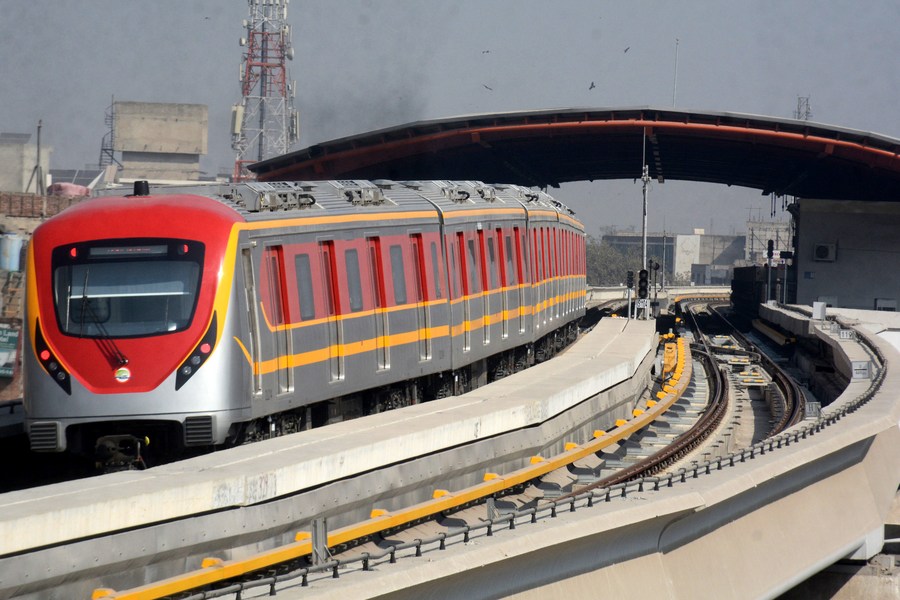 Photo prise le 8 novembre 2020 montrant une rame de métro de la ligne orange quittant une station à Lahore, ville dans l'est du Pakistan. (Xinhua/Sajjad)