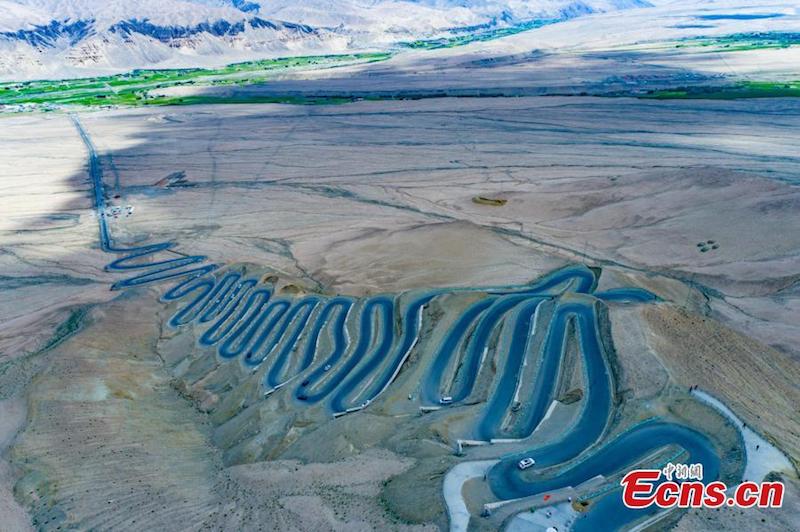 Une vue aérienne de l'ancienne route de Panlong dans le comté autonome tadjik de Taxkorgan dans la préfecture de Kashgar de la région autonome ouïghoure du Xinjiang (nord-ouest de la Chine). (Wang Jiufeng / China News Service)